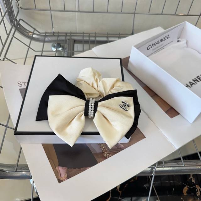 配包装盒 Chanel 香奈儿 最新款小香蝴蝶结发圈，黑白搭配，超级好看！名媛范儿十足，小仙女必备