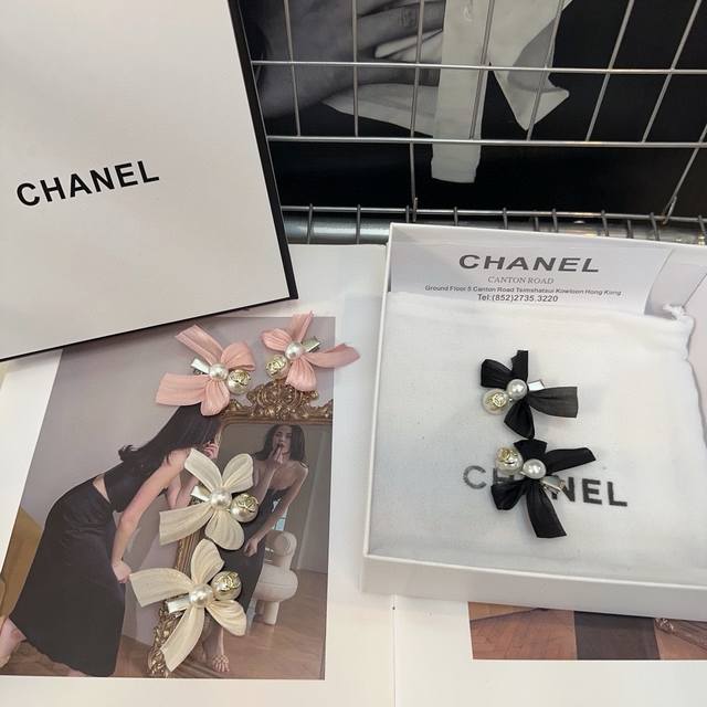 配包装盒 一对 Chanel 香奈儿 最新小香小边夹刘海夹，简单实用，时尚潮流！小仙女必备