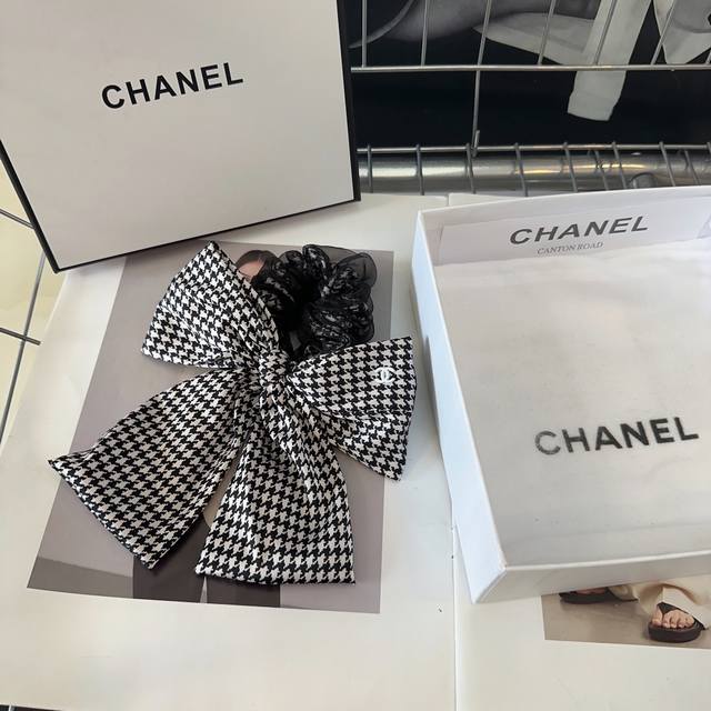 配包装盒 Chanel 香奈儿 新款小香发圈，淑女范儿十足，实在太美了！女神必入哦 - 点击图像关闭