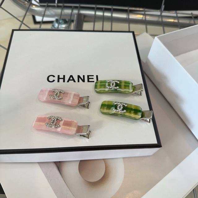 配包装盒 一对 Chanel 香奈儿 最火爆新款边夹刘海夹，绝美的一款！时尚潮品，实物更好看