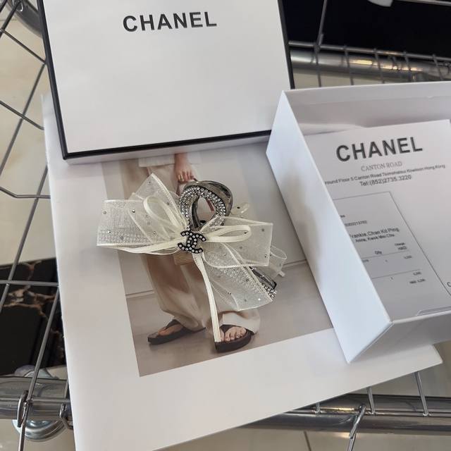 配包装盒 Chanel 香奈儿 新款小香抓夹，闪亮的小钻石搭配唯美的蕾丝，实在太美了！女神必入哦