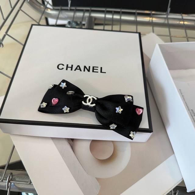 配包装盒 Chanel 香奈儿 最新款小香爆款鸭嘴夹，超级好看！名媛范儿十足，小仙女必备
