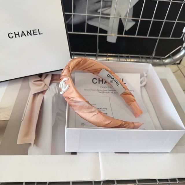 配包装盒 Chanel 香奈儿 最新款小香爆款发箍 桃红新色，超级好看！名媛范儿十足，小仙女必备