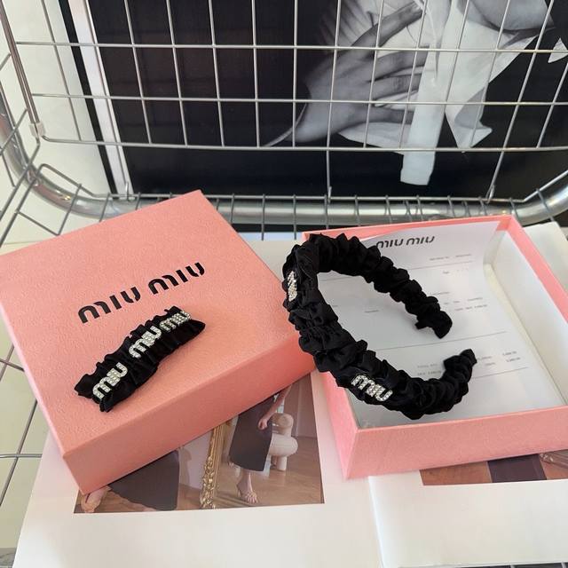 配包装盒 两件套 Miumiu新款字母发夹发箍 简单优雅，实用百搭，非常值得入手！