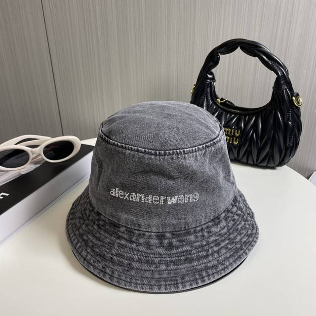 特 Aiexanderwang春夏新品上架，独家实拍，简单又高级的一款渔夫帽，洗水牛仔面料，超级柔软，字母印钻logo
