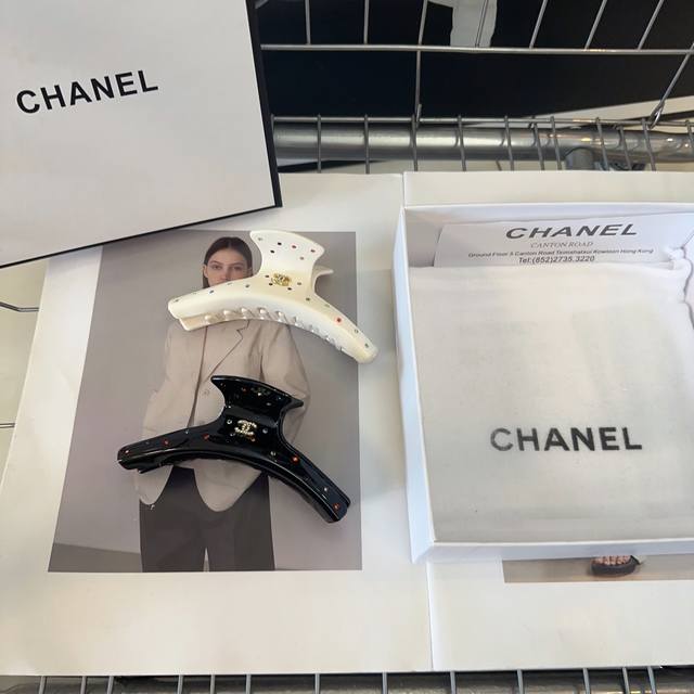 配包装盒 单个 Chanel 香奈儿 最新小香抓夹，简单实用，时尚潮流！小仙女必备