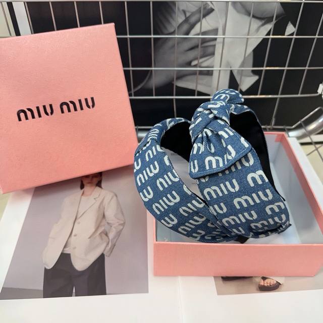 配包装盒 Miumiu新款字母发箍，时尚牛仔布压纹，简单优雅，实用百搭，值得入手！