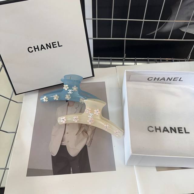 配包装盒 单个 Chanel 香奈儿 最新小香爆款抓夹，重工小花朵，质量超级赞！小仙女必备