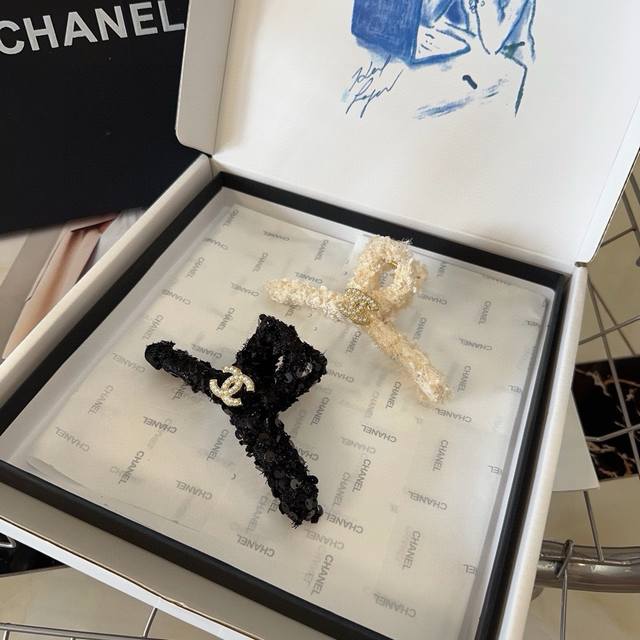 配包装盒 单个 Chanel 香奈儿 最新小香爆款抓夹，时尚潮流，绝美的一款！小仙女必备 - 点击图像关闭