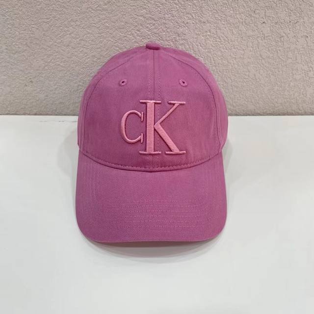 跑量 Ck新款棒球帽 设计感超强，让人耳目一新！ 头型非常好，可以修饰各种头型，实力百搭款！