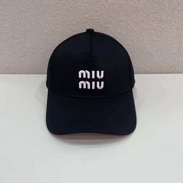 跑量 Miu～新款棒球帽 设计感超强，让人耳目一新！ 头型非常好，可以修饰各种头型，实力百搭款！