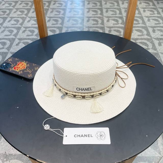 Chanel香奈儿 2024的新款草编遮阳平顶草帽沙滩风，简约大方，百搭单品～出街首选，新款帽型超美腻，新品上架 - 点击图像关闭