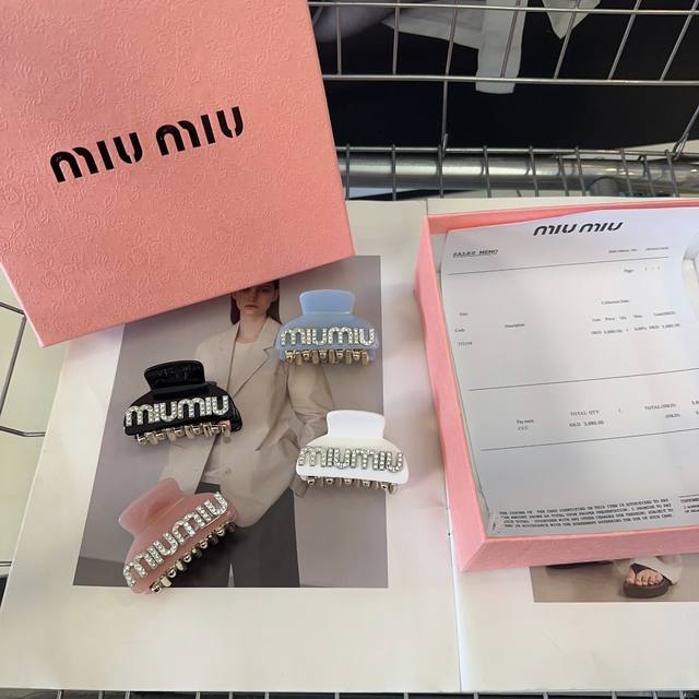 配包装盒 Miumiu新款字母小抓夹，网红爆款！简单优雅，实用百搭，值得入手！