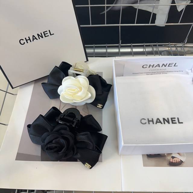配包装盒 Chanel 香奈儿 最新款小香山茶花抓夹，超级好看！名媛范儿十足，小仙女必备 - 点击图像关闭