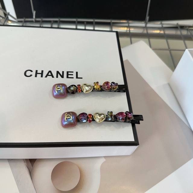 配包装盒 一对 Chanel 香奈儿 最火爆新款边夹刘海夹，幻彩系列，绝美的一款！时尚潮品，实物更好看