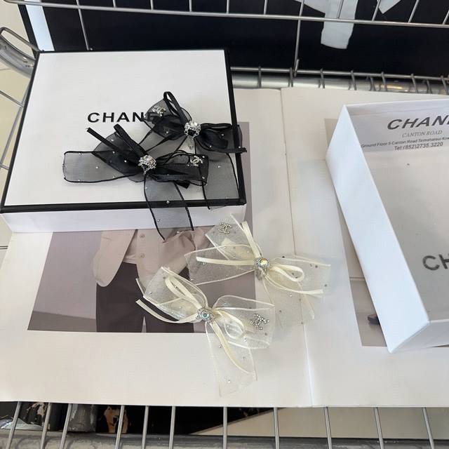 配包装盒 一对 Chanel 香奈儿 最新小香发边夹，简单实用，时尚潮流！小仙女必备