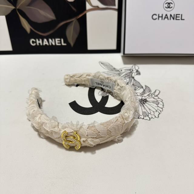 特 配专柜包装 Chanel 香奈儿 最新珐琅花朵发箍 小仙女快入手 特殊材质 不嘞头 可盐可甜～