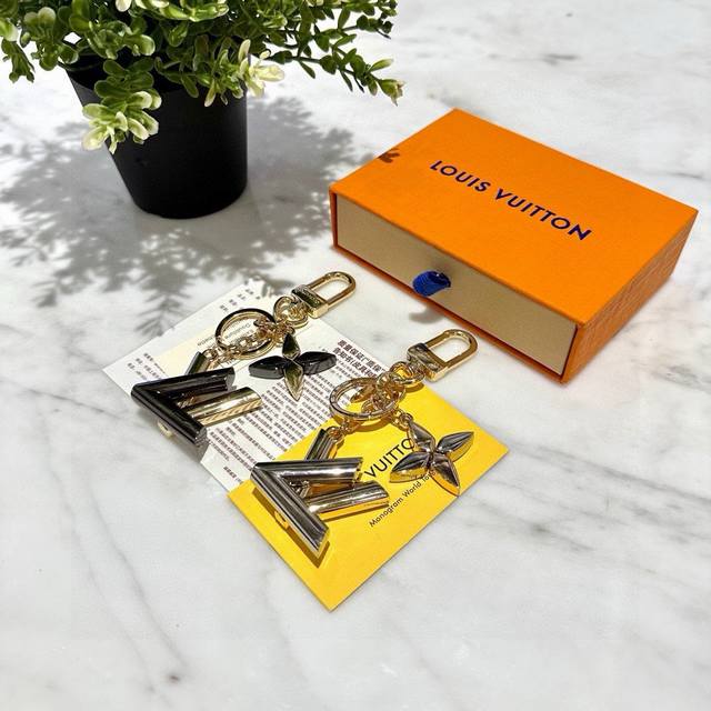 配图片原版包装 Louis Vuitton官网m 216 Lv Facettes钥匙扣。 这款lv Facettes钥匙扣和包饰采用优雅的多面设计，小颗莱茵石上