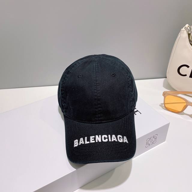Balenciaga巴黎世家新款洗水烟灰色帽檐字母logo棒球帽，很酷的色系，男女佩戴都有不同style，第一批抢先出货！巴黎粉必入款！