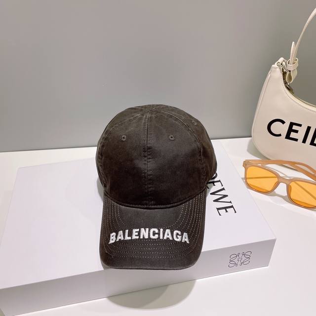 Balenciaga巴黎世家新款洗水烟灰色帽檐字母logo棒球帽，很酷的色系，男女佩戴都有不同style，第一批抢先出货！巴黎粉必入款！