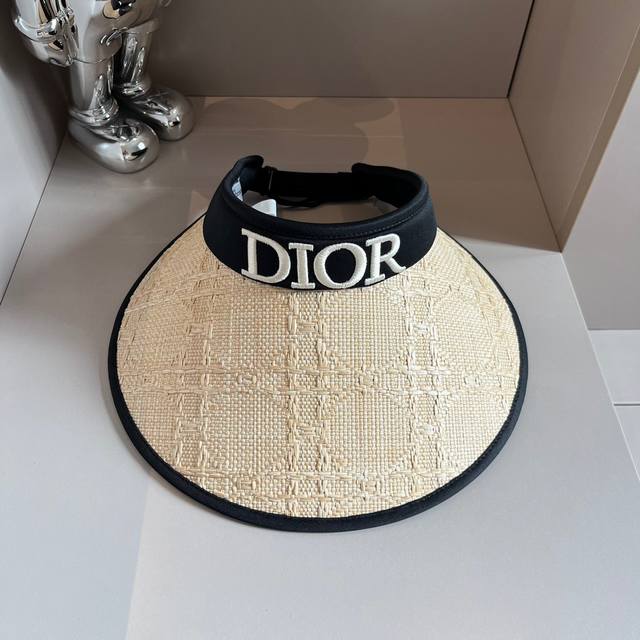 跑量 Dior刺绣字母空顶遮阳帽 - 点击图像关闭