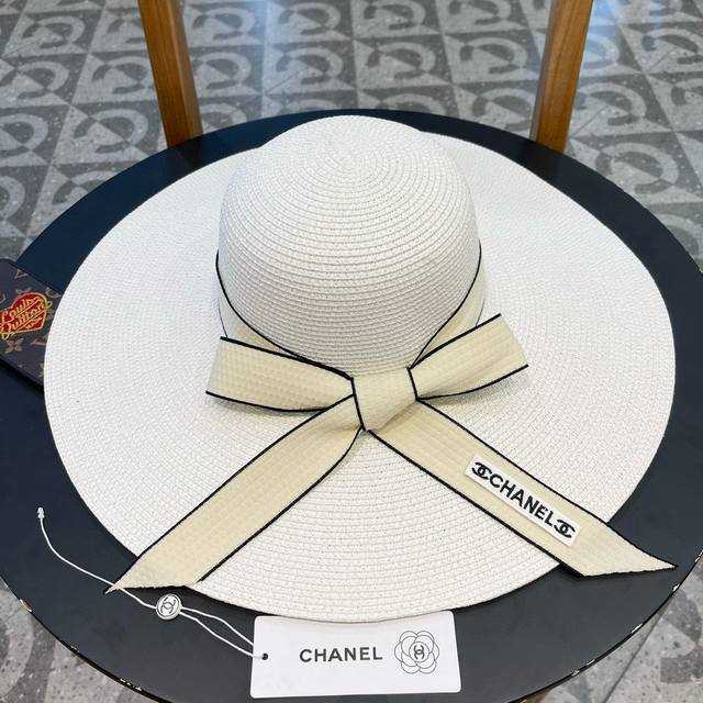 Chanel香奈儿 2024的新款草编遮阳圆顶草帽沙滩风，简约大方，百搭单品～出街首选，