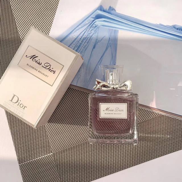 原单品质 Dior迪奥小姐花漾甜心女士淡香水100Ml 香调：花果香调 整体是清新花香，无论是从外包装还是气味，甜甜的，我觉得还是挺适合年轻的女孩纸，满满的少女