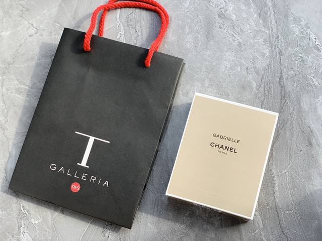 原单品质 Chanel香奈儿 嘉伯丽尔女士香水gabrielle 100Ml ， 香调：花香调为主，是由依兰依兰、茉莉花、橙花和晚香玉结合而成。最高版本chan