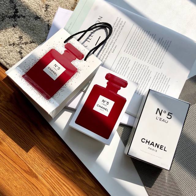 原单品质 Chanel 18圣诞跨年限量系列，5号纪念版香水。小香最为经典之作的香水，非常适合圣诞送人。 整个系列分淡、浓两种味道，大家可以根据不同年龄和需求选