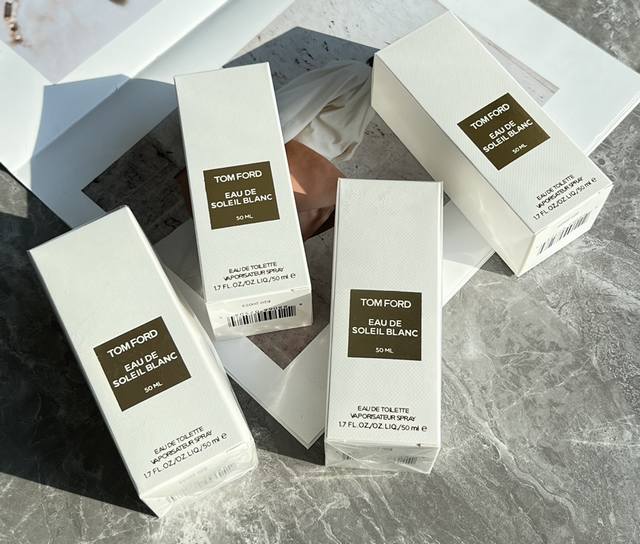 原单香水 Tom Ford 汤姆福特白日之水 Eau De Soleil Blanc 是2021年推出的一款东方花香调中性香 香氛表： 前调：苦橙皮、香柠檬0、