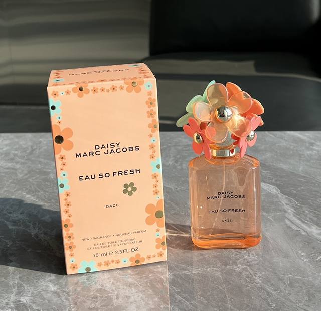 原单香水 Marc Jacobs 马克雅克布 粉色清甜小雏菊女士淡香水 Edt 75Ml香水前调里的覆盆莓让它有种淡淡的酸味，在梨子的中和下显得柔和恬淡。中调的