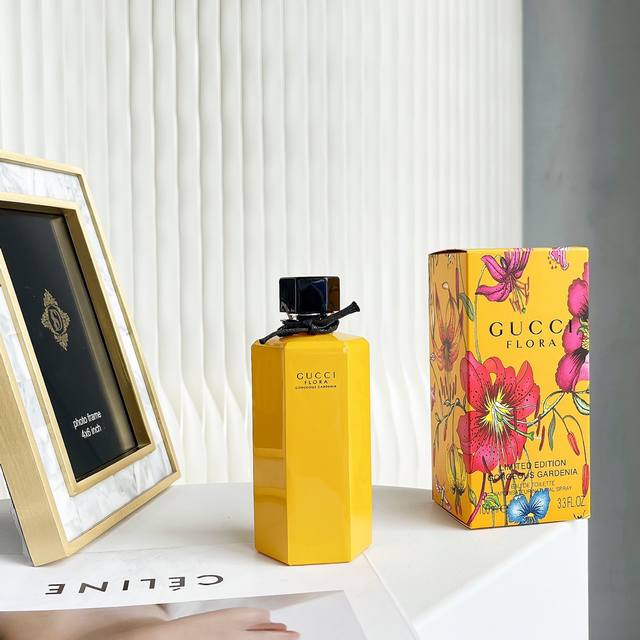 原单品质 古驰gucci黄色古驰栀子花香水！这一款香水的颜值很高，黄色的包装盒上描绘着一朵朵盛开的花儿，色彩鲜艳夺目，令人不自觉的心情愉悦。黄色烤漆玻璃瓶身，六