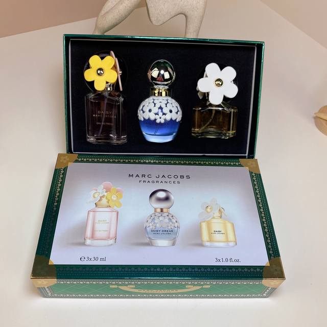 马克莫杰雏菊系列香水中样30Ml三件套！30Ml×3带喷头。味道：黄雏菊，雏菊花语，蓝色雏菊梦境。