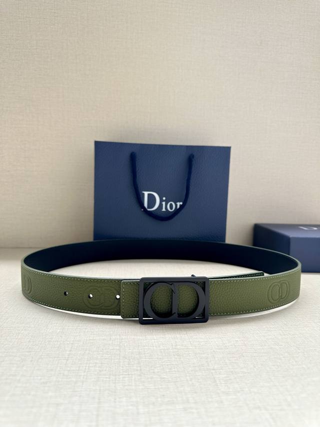 特 宽度3.5Cm Dior 这款腰带扣是春、秋季新品，采用金属覆层纯不锈钢打造镂空金属饰牌，中间突显 Cd Icon 标志。可与各式 35 毫米腰带搭配，提升
