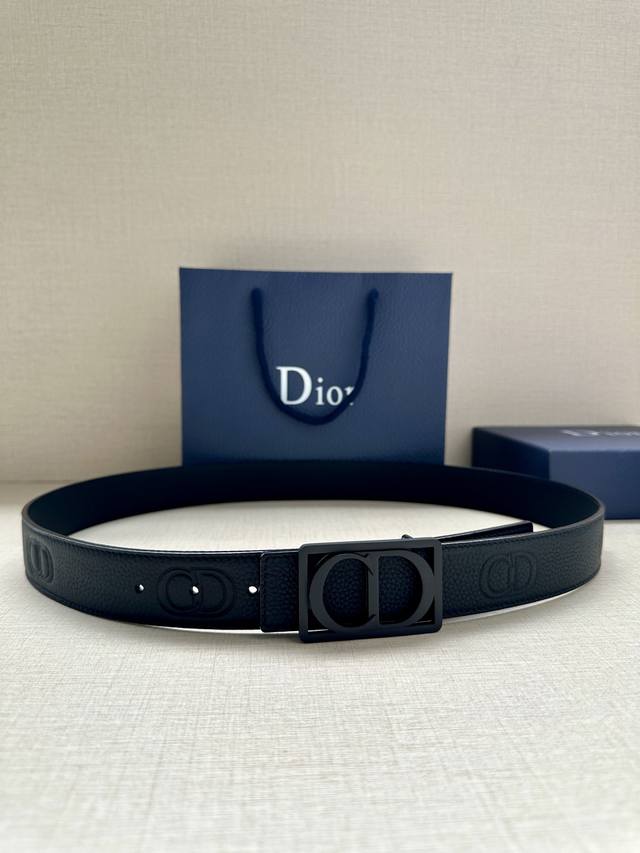 特 宽度3.5Cm Dior 这款腰带扣是春、秋季新品，采用金属覆层纯不锈钢打造镂空金属饰牌，中间突显 Cd Icon 标志。可与各式 35 毫米腰带搭配，提升 - 点击图像关闭