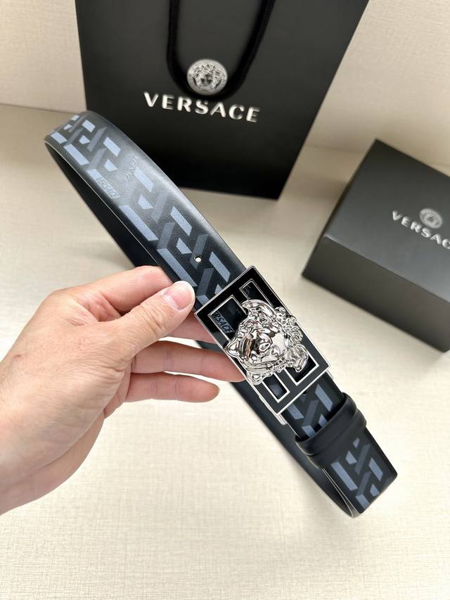 特 宽度3.8Cm Versace Fendi 标志造型宽皮带，联名钉扣 旋转式美人头扣，范思哲原版进3D打印花绘 印有浮雕间色ff 图案，镀金表面金属制品，此 - 点击图像关闭