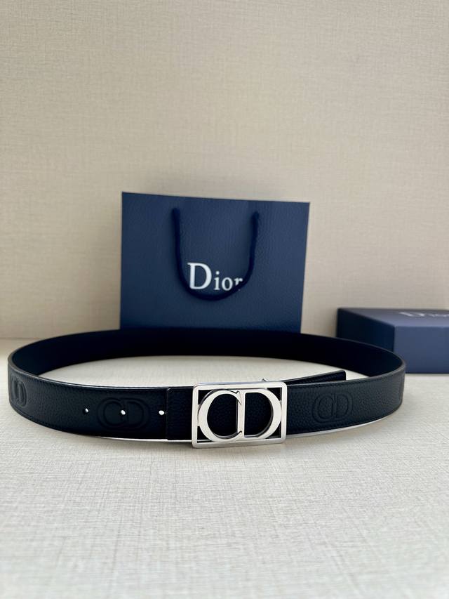 特 宽度3.5Cm Dior 这款腰带扣是春、秋季新品，采用金属覆层纯不锈钢打造镂空金属饰牌，中间突显 Cd Icon 标志。可与各式 35 毫米腰带搭配，提升 - 点击图像关闭