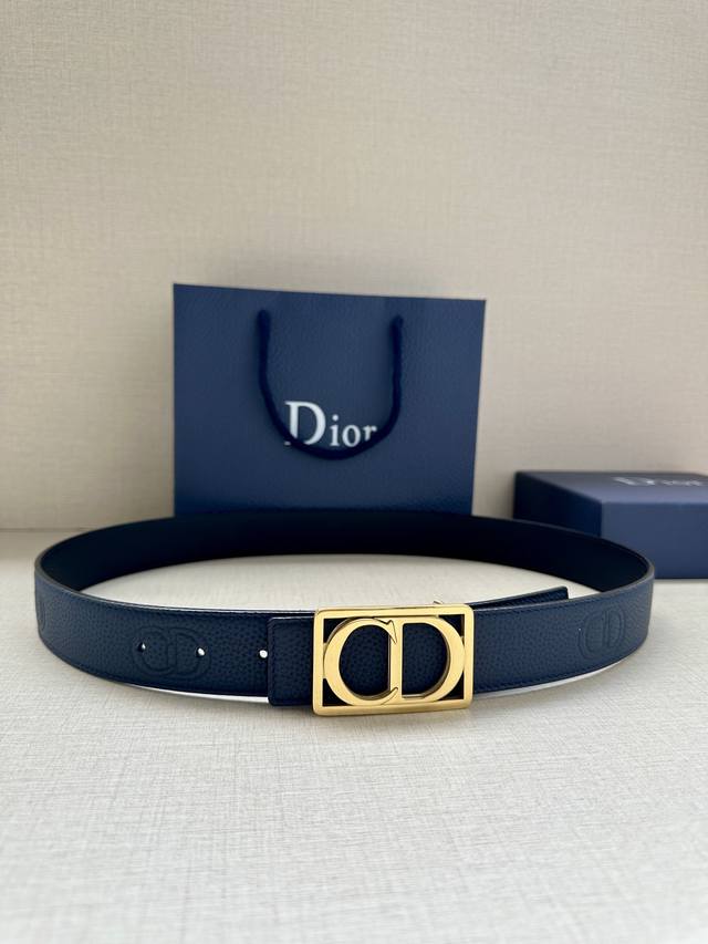 特 宽度3.5Cm Dior 这款腰带扣是春、秋季新品，采用金属覆层纯不锈钢打造镂空金属饰牌，中间突显 Cd Icon 标志。可与各式 35 毫米腰带搭配，提升