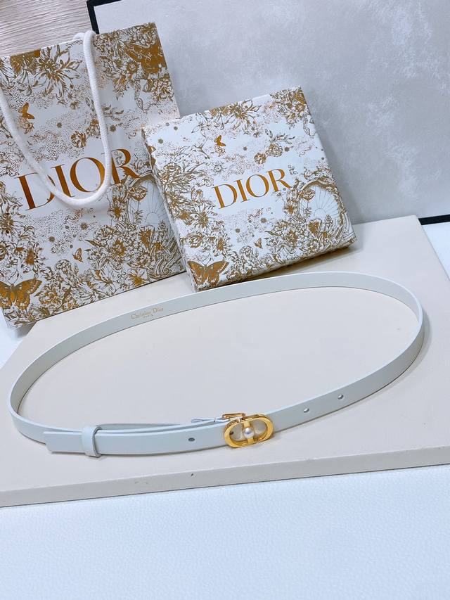 特 Dior Montaigne Jolie Belt 光滑小牛皮和白色树脂珍珠 饰有*Christian Dior*标志 小牛皮腰带1.5Cm