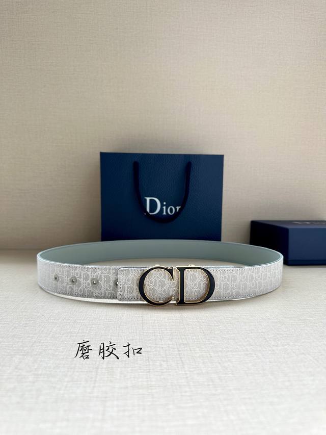 特 宽度3.5Cm Dior 这款腰带扣采用磨胶“Cd”标志造型，以金属覆层黄铜精心打造。可与各式 35 毫米腰带搭配，提升格调，打造优雅精致的造型。 - 点击图像关闭