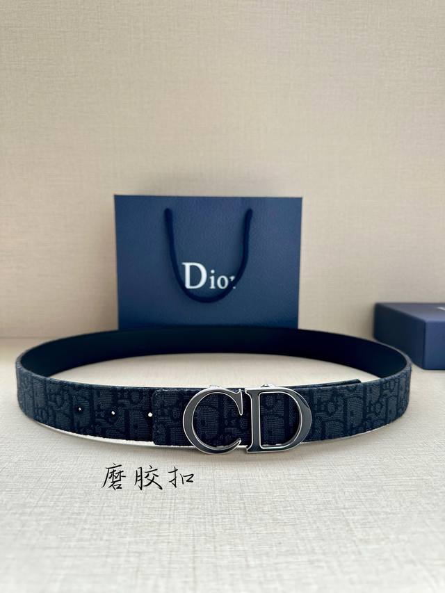 特 宽度3.5Cm Dior 这款腰带扣采用磨胶“Cd”标志造型，以金属覆层黄铜精心打造。可与各式 35 毫米腰带搭配，提升格调，打造优雅精致的造型。 - 点击图像关闭
