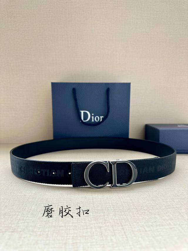 特 宽度3.5Cm Dior 这款腰带扣采用磨胶“Cd”标志造型，以金属覆层黄铜精心打造。可与各式 35 毫米腰带搭配，提升格调，打造优雅精致的造型。