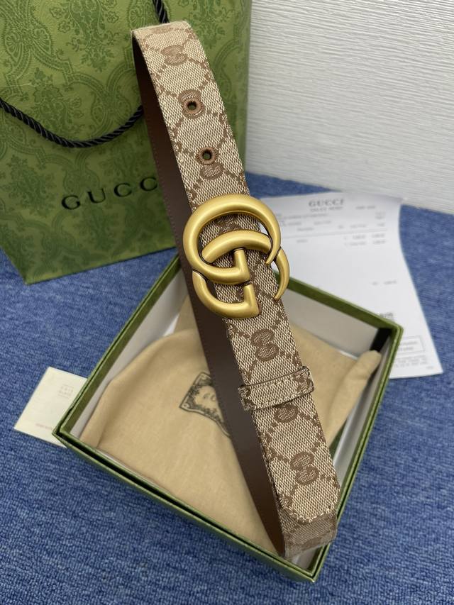 品牌 古驰 Gucci 特 描述 采用高级gucci Signature真皮精制而成，触感厚实，饰以双g商标带扣。腰带为意大利尺寸，请在购买前参阅腰带尺寸指南.