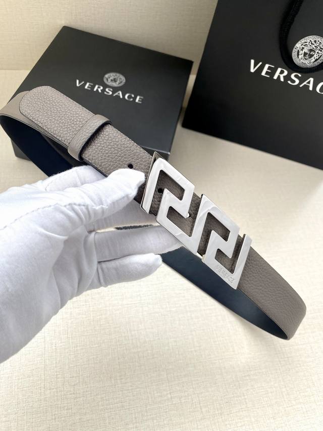 特 Versace宽度3.0Cm 此款腰带由优质皮革制成，饰有la Greca彰显个性设计。该铆钉腰带饰有la Greca五金搭扣配件，打造versace造型。