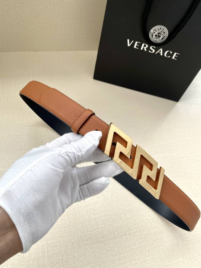 特 Versace 宽度3.0Cm 此款腰带由优质皮革制成，饰有la Greca彰显个性设计。该铆钉腰带饰有la Greca五金搭扣配件，打造versace造型 - 点击图像关闭