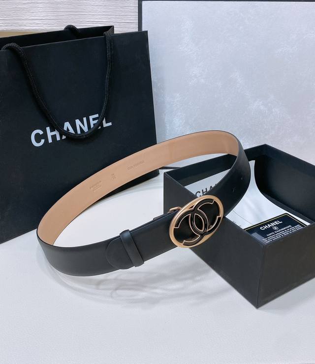 特 Chanel 24C 特别的珐琅镂空金属、黄铜进口包真金板扣、双牛皮头层小牛皮腰带. 质感打造、点缀亮眼整体非常别致、具有亮点. 值得购入珍藏！4Cm精品