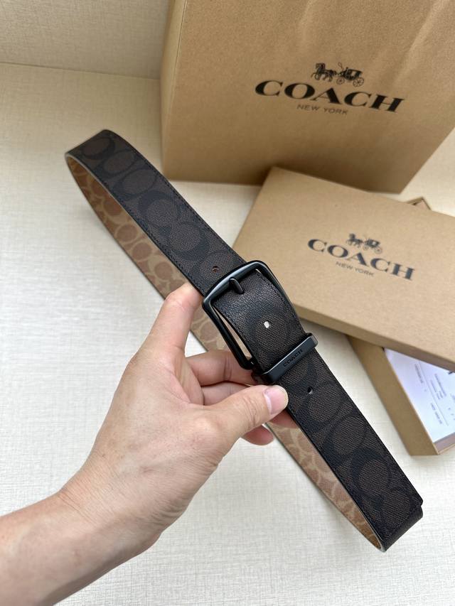 特 3.7Cm 宽 Coach 这款双面腰带采用一面黑布 卡其面料制作，配有经典标志带扣，一款产品，两种外观。其合身度可个性定制，可用剪刀进行剪裁。 可裁剪 双