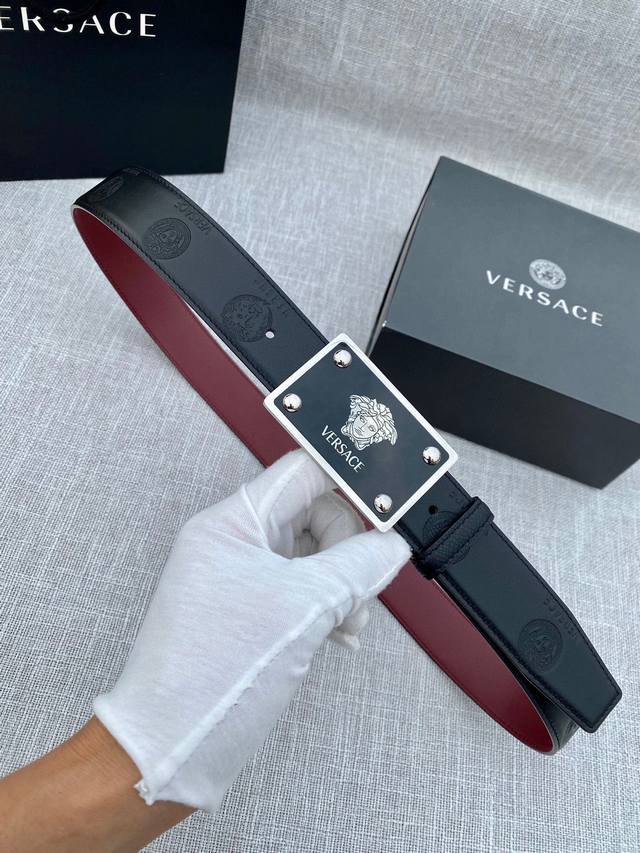 特 宽度3.5Cm Versace范思哲 此款平纹小牛皮腰带饰有一枚几何形状的希腊回纹搭扣，可搭配正装或休闲装。