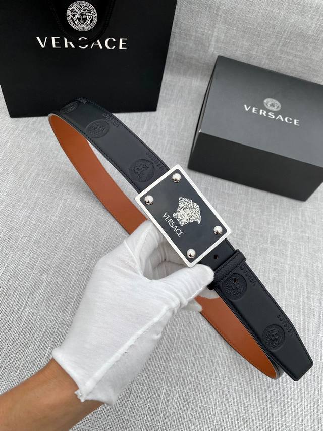特 宽度3.5Cm Versace范思哲 此款平纹小牛皮腰带饰有一枚几何形状的希腊回纹搭扣，可搭配正装或休闲装。