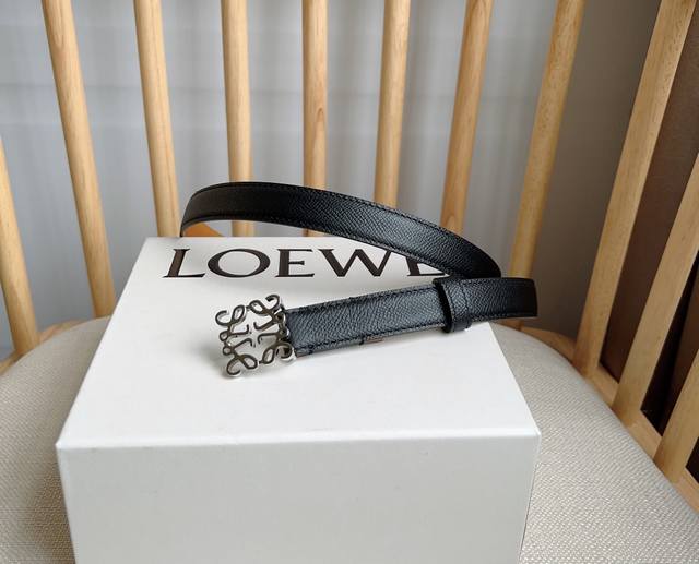 Loewe 罗意威 专柜最新同款腰带 选用鹅卵石纹牛皮革腰带 配有loewe Anagram针扣 卓越的工艺 个性的造型 精美的材质 宽:2.0Cm